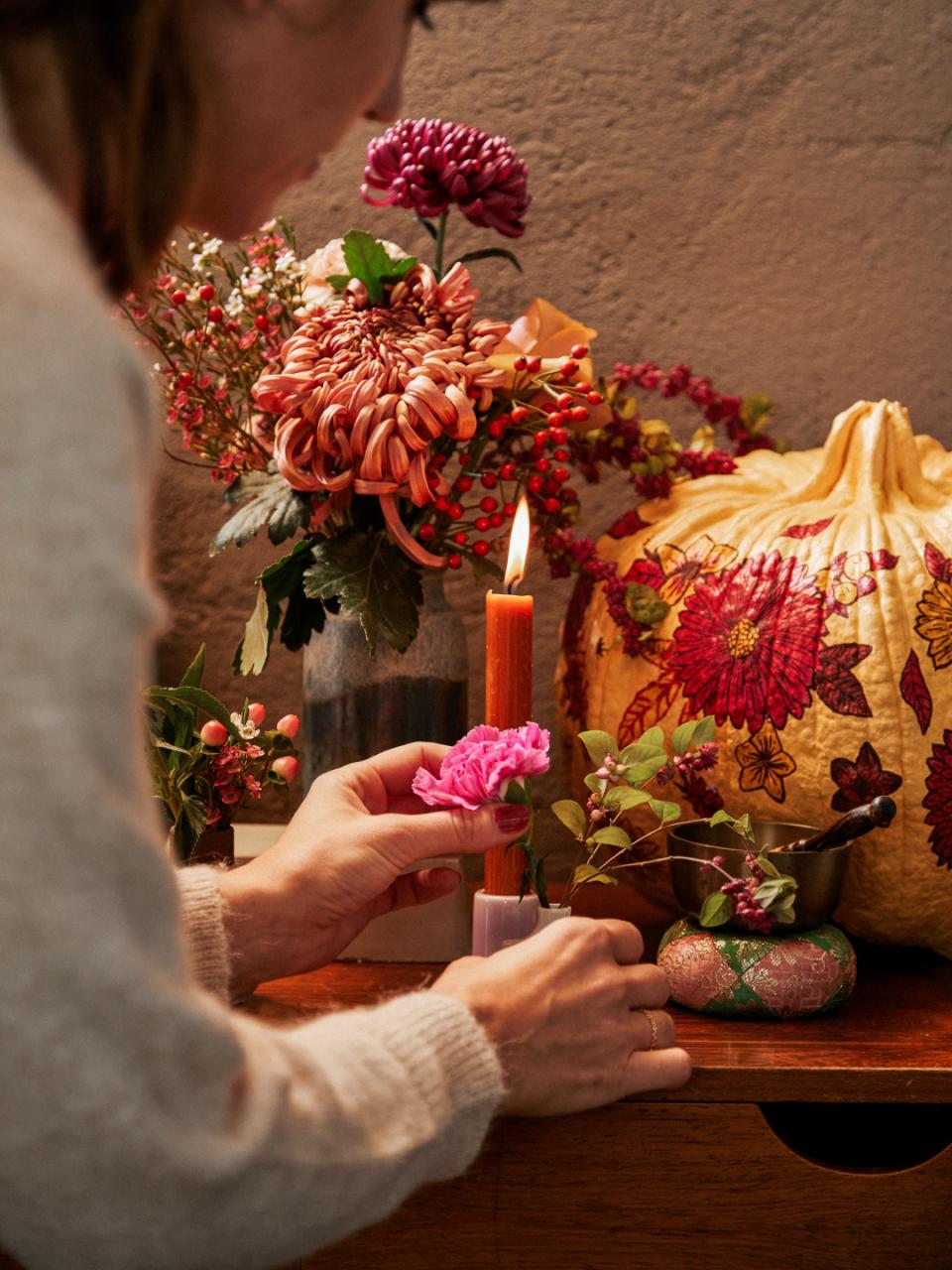 Herfstaltaar met bloemen Mooiwatbloemendoen.nl