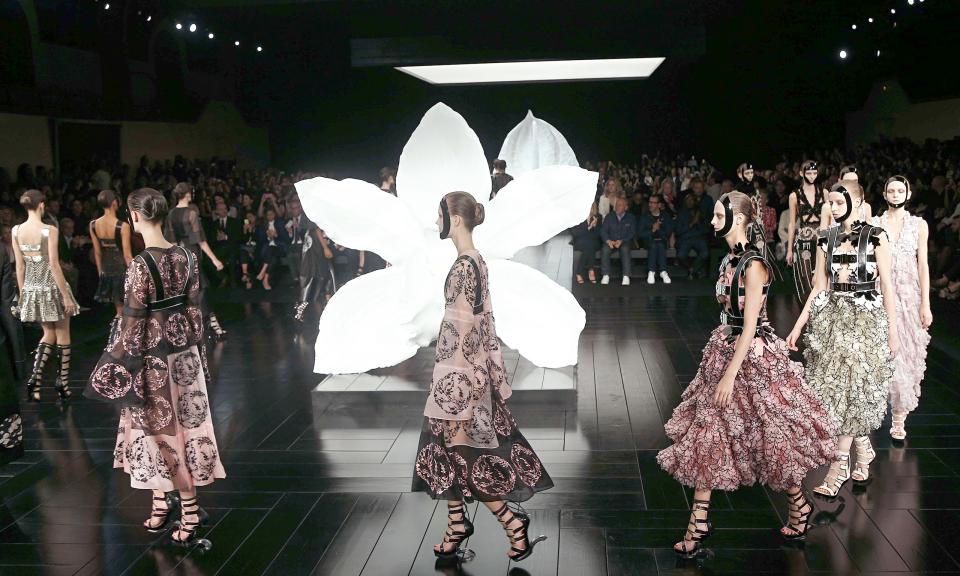 lajoiedesfleurs.fr la fine fleur de la mode lajoiedesfleurs.fr mode fashion Alexander-McQueen