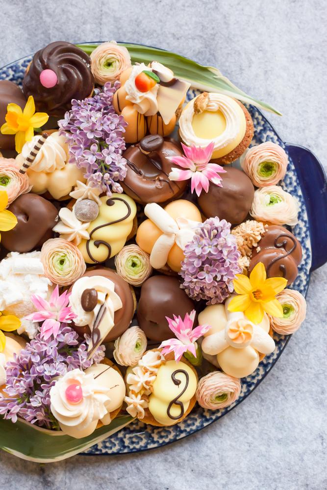 Plateau gourmand fleuri Plateau de fleurs et confiseries