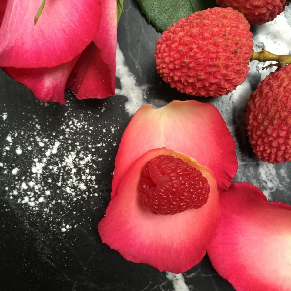 lajoiedesfleurs.fr Une galette à la Rose lajoiedesfleurs.fr, galette, fleur, rose, pâtisserie, amande, crème, litchi, délicieux, saint Valentin, offrir, recette, amour