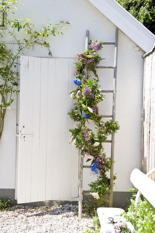Bloemenslinger aan de trap Blumenranke an der Leiter - www.tollwasblumenmachen.de