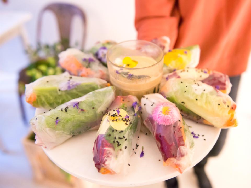 Recette : Rouleaux d’été vietnamiens aux fleurs Lajoiedesfleurs.fr