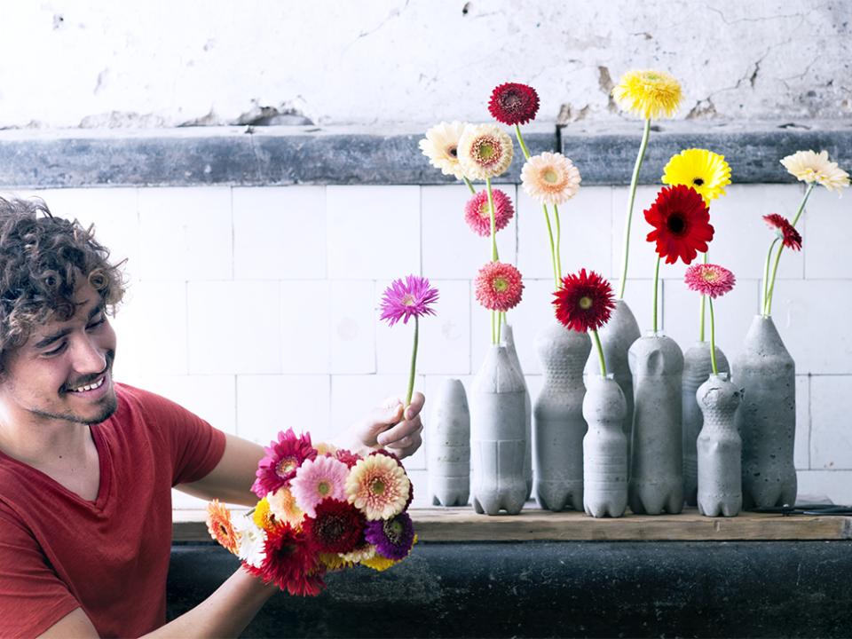 Geef je kamer extra flair met deze opvallende gerbera-creatie Mooiwatbloemendoen.nl