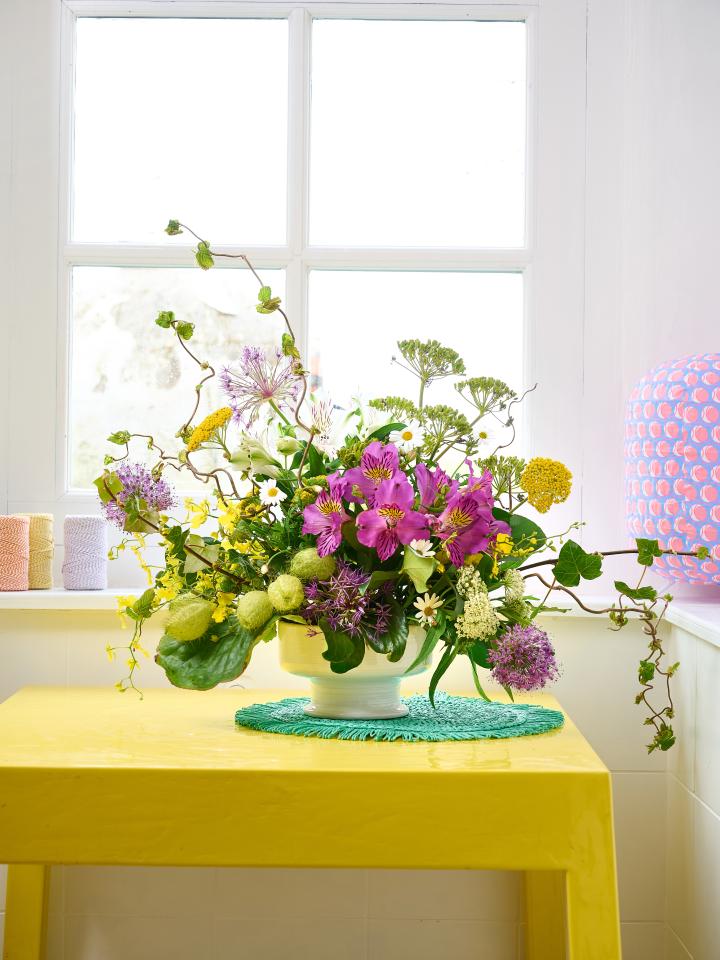 Boeket op tafel in de stijltrend Bright & Breezy