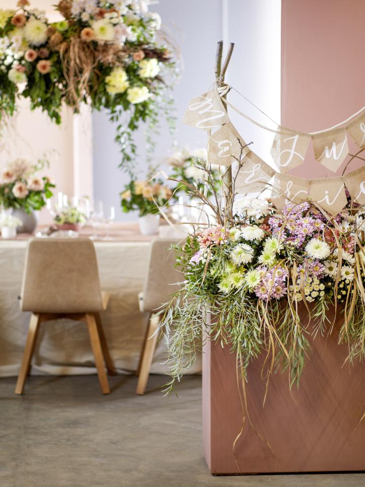 Just married avec des chrysanthèmes