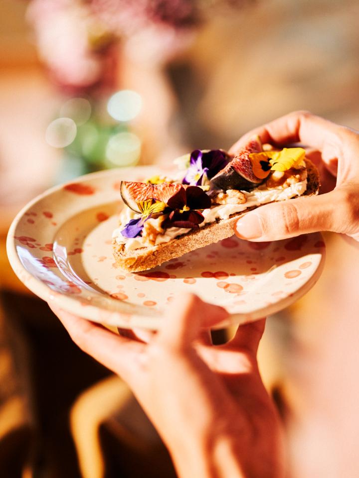 toast met geitenkaas en verse vijgen | toast eetbare bloemen