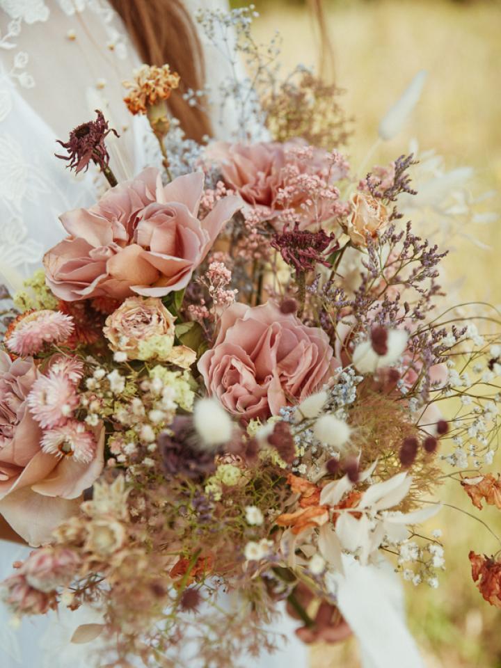 Un bouquet de mariée de fleurs fraîches et séchées _ Lajoiedesfleurs.fr