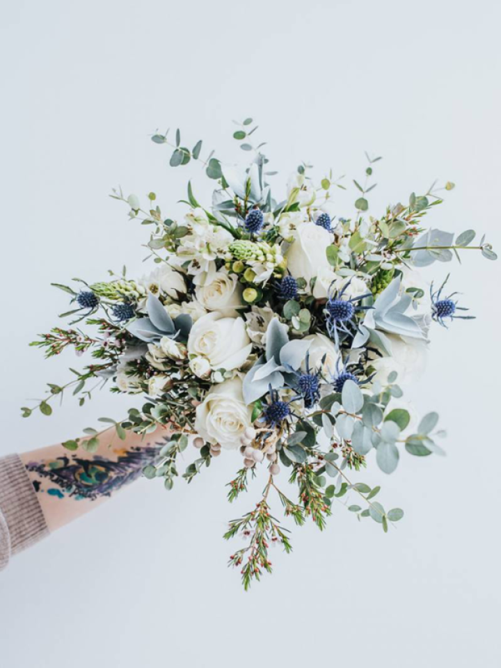 Recette de bouquet : un bouquet de mariée teinté de bleu | La joie des  fleurs