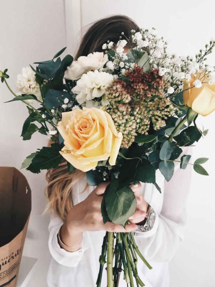 La plume grise x Monsieur Marguerite bouquet paris tendance fleuriste lajoiedesfleurs.fr 