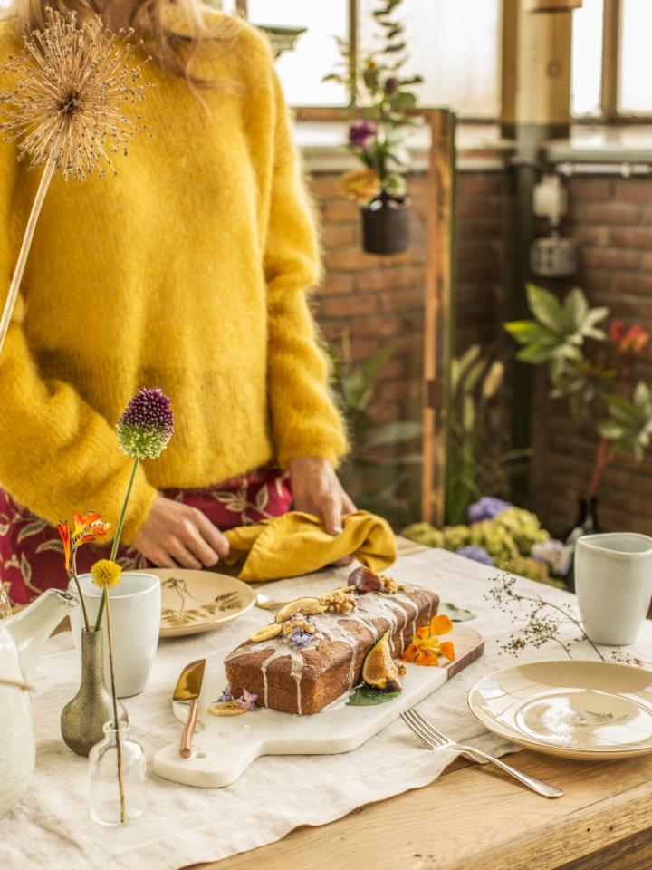 Un cake à la banane et aux noix avec de la bourrache - Lajoiedesfleurs.fr