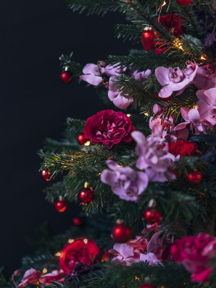 DIY : une mer de fleurs dans le sapin de Noël Lajoiedesfleurs.fr