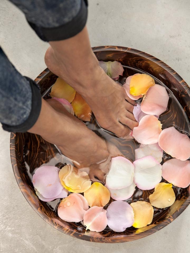 Foot bath with roses Funnyhowflowersdothat.co.uk Foot bath with roses Funnyhowflowersdothat.co.uk