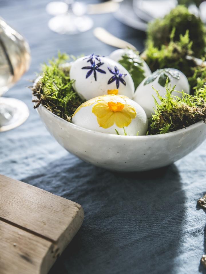 DIY : Coller des fleurs et des plantes sur les œufs de Pâques Lajoiedesfleurs.fr