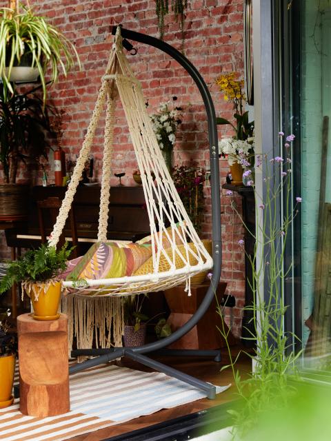 Binnentuin met bloemen en bloeiende planten Mooiwatbloemendoen.nl